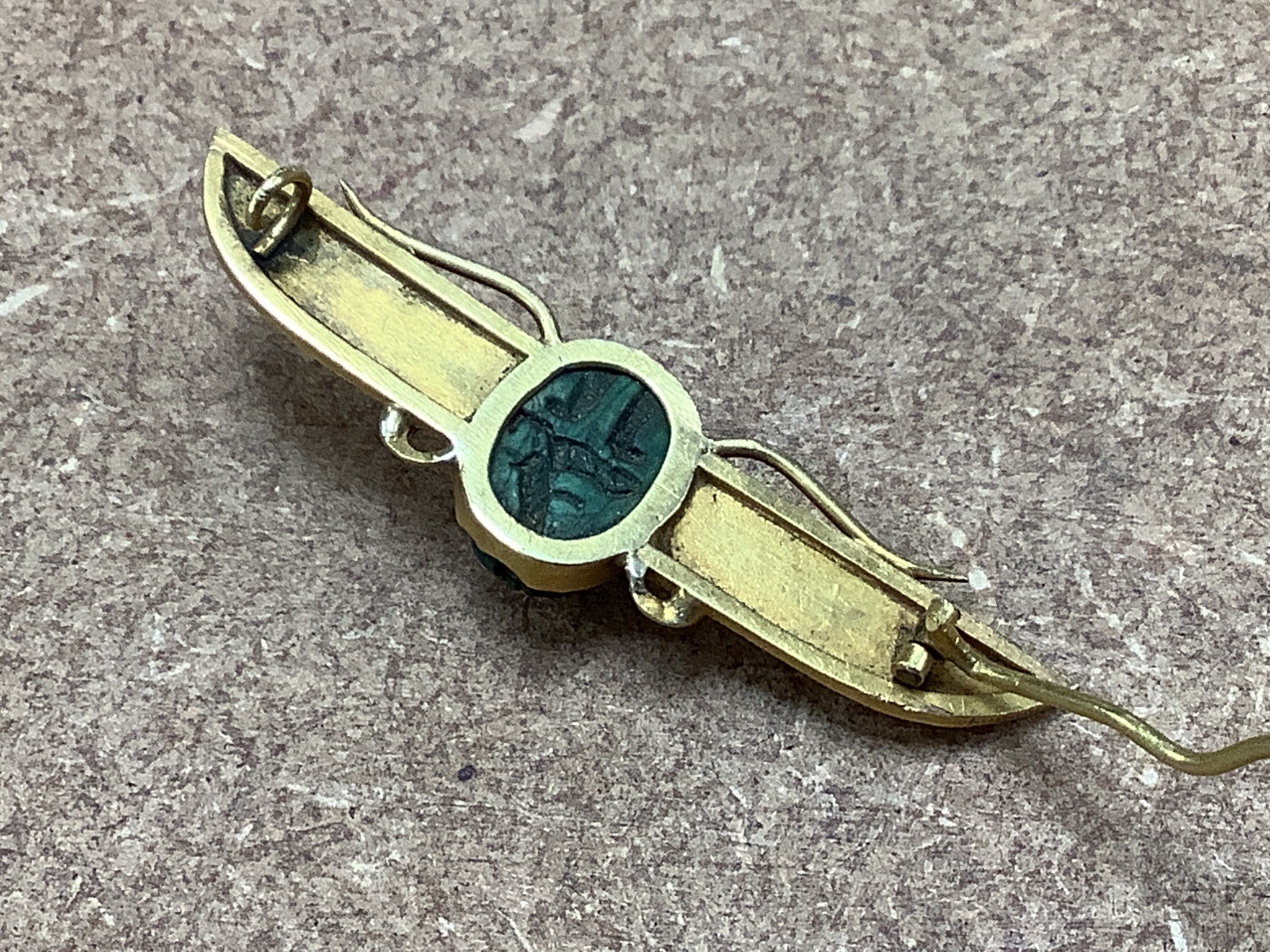 A yellow metal mounted scarab bar brooch, 47mm, gross 4.7 grams.